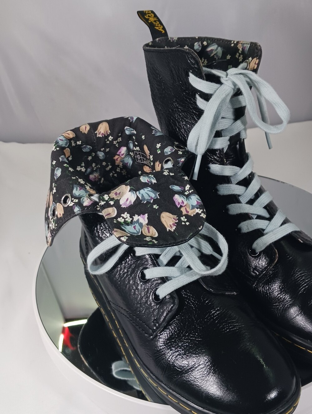 Dr. Martens Floral Lining Fold-Down Boots – W 6 🌸🖤